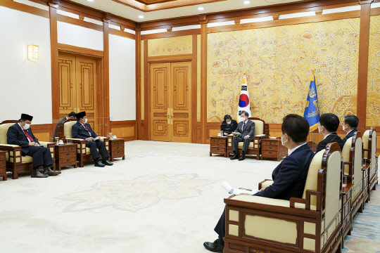 문재인 대통령이 지난 8일 프라보워 수비안토 인도네시아 국방장관을 접견하는 모습. 청와대 제공.